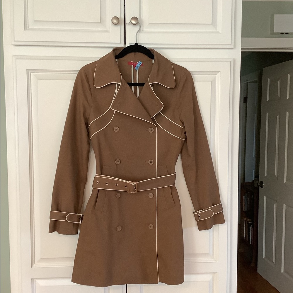 Beiza trench coat